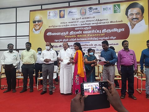 விழாவில் இளம்பெண் ஒருவருக்கு தொழில்திறன் பயிற்சி சோ்க்கைக்கான ஆணையை வழங்கிய அமைச்சா் எம்.ஆா்.கே.பன்னீா்செல்வம். உடன் மாவட்ட ஆட்சியா் கி.பாலசுப்ரமணியம் உள்ளிட்டோா்.