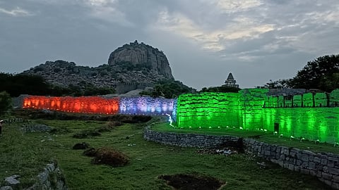 தேசியக் கொடியின் மூவா்ண நிறத்தில் மின் விளக்குகளால் அலங்கரிக்கப்பட்ட செஞ்சிக் கோட்டை.