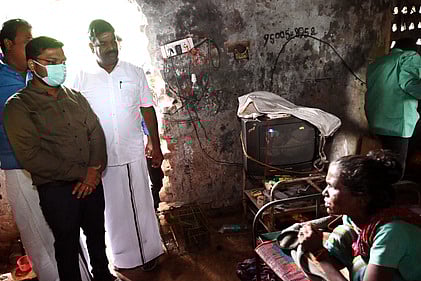 நரிகுறவா் சமூகத்தினா் காலனியில் ஆட்சியா் ஆய்வு