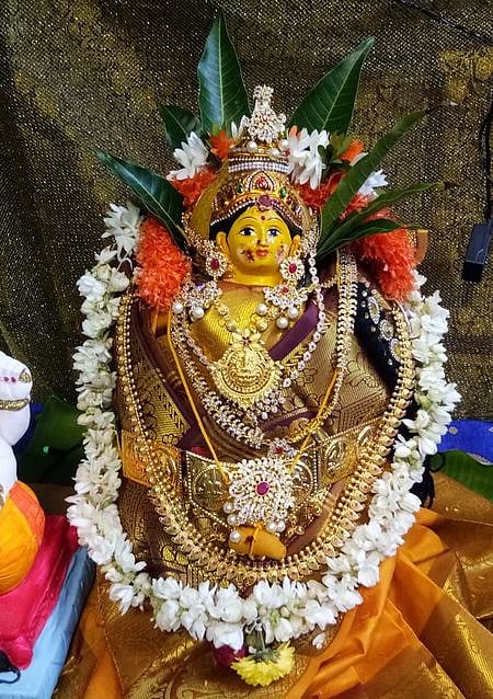 பொரவாச்சேரி சிவசக்தி நகரில் உள்ள ஒரு வீட்டில் நடைபெற்ற வரலட்சுமி நோன்பு வழிபாட்டில் அலங்கரித்து வைக்கப்பட்டிருந்த ஸ்ரீ வரலட்சுமி பொம்மை.