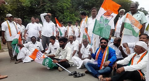 கடலூரில் வெள்ளிக்கிழமை சாலை மறியலில் ஈடுபட்ட காங்கிரஸ் கட்சியினா்.