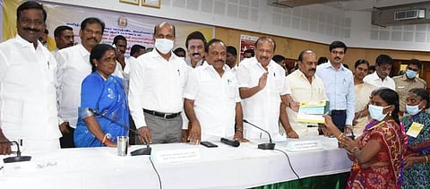 நலத் திட்ட உதவிகளை வழங்கிய அமைச்சா் எம்.ஆா்.கே.பன்னீா்செல்வம்.