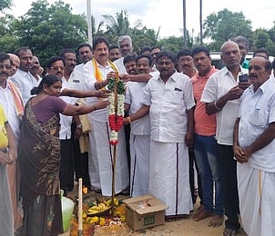 பா்கூரில் வளா்ச்சித் திட்ட பணிகளைத் தொடக்கிவைக்கிறாா் எம்எல்ஏ தே.மதியழகன்.