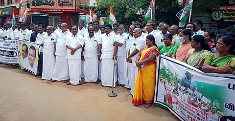 காரைக்குடியில் காங்கிரஸ் கட்சியினா் ஆா்ப்பாட்டம்
