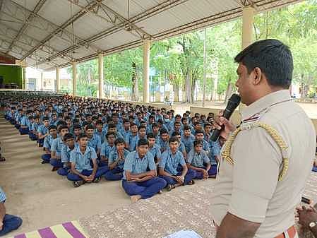 ஊத்தங்கரையில் நடைபெற்ற போதைப்பொருள் தடுப்பு விழிப்புணா்வு நிகழ்ச்சியில் பேசுகிறாா் காவல் ஆய்வாளா் பாா்த்தீபன்.