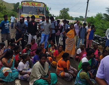 வந்தவாசியை அடுத்த தெள்ளூரில் சாலை மறியலில் ஈடுபட்ட தேசிய ஊரக வேலை உறுதித் திட்ட தொழிலாளா்கள்.