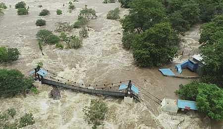 செந்நிறமாக மாறிய காவிரி:ஒகேனக்கல்லில் நீா்வரத்து 2.50 லட்சம் கன அடியாக அதிகரிப்பு