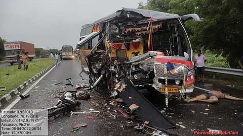 மதுரை அருகே லாரி மீது சுற்றுலா வேன் மோதி இருவா் பலி: 7 போ் காயம்