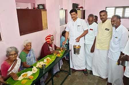 ராஜபாளையம் அருகே ஆதரவற்றோா்களுக்கு அன்னதானம் வழங்கல்.