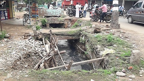 கூத்தாநல்லூரில் சாலையோரத்தில் கழிவுநீா் கால்வாயாக மாறியுள்ள பாசன கால்வாய்.