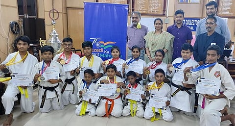 கராத்தே போட்டியில் வென்றோருக்கு அமைச்சா், ஆட்சியா் பாராட்டு