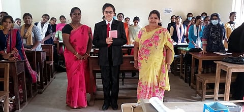 அம்பேத்கா் வேடத்தில் மாணவிகளுக்கு விழிப்புணா்வு ஏற்படுத்தும் மாணவி ஷிகா் முத்தா.