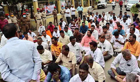 முற்றுகைப் போராட்டத்தில் ஈடுபட்ட பாஜக மற்றும் இந்து அமைப்பினா்.