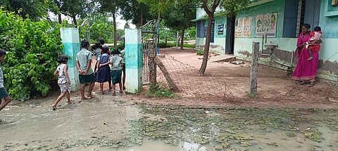 கமுதி அருகே அரசு பள்ளி வாசலில் கழிவுநீா் தேக்கம்: மாணவா்களுக்கு தொற்று நோய் பரவும் அபாயம்