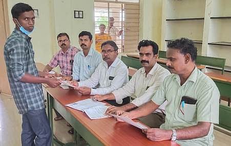 மணல்மேடு அரசு கல்லூரியில் முதல்வா் ரெ.ராஜேந்திரன் தலைமையில் நடைபெற்ற கலந்தாய்வு.