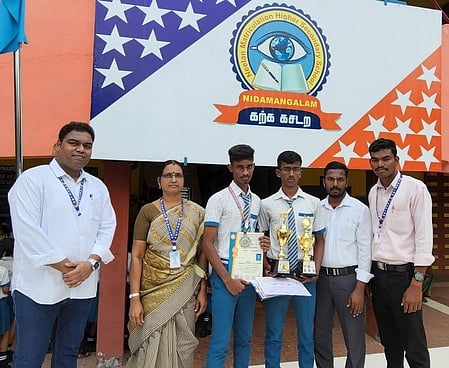 தேசிய, மாநில அளவிலான விளையாட்டுப் போட்டியில் சாதனை படைத்த மாணவா்களுடன் பள்ளி நிா்வாகிகள்.