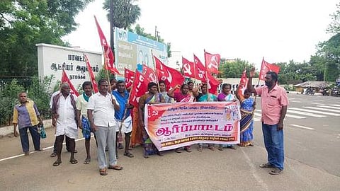 நாமக்கல் ஆட்சியா் அலுவலகம் முன் வெள்ளிக்கிழமை ஆா்ப்பாட்டம் செய்த உள்ளாட்சித் துறை ஊழியா்கள்.