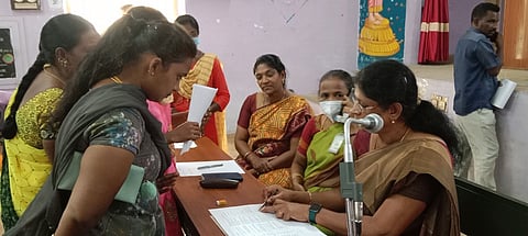 நாமக்கல் கவிஞா் இராமலிங்கம் அரசு மகளிா் கல்லூரியில் வெள்ளிக்கிழமை நடைபெற்ற கலந்தாய்வில் பங்கேற்ற மாணவியா்.