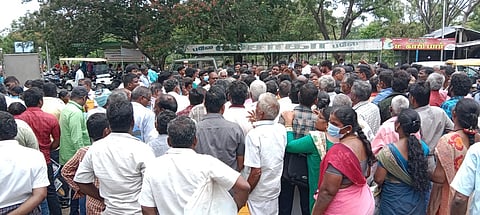 நாமக்கல் ஆட்சியா் அலுவலகத்தில் நோ்காணலுக்கு குவிந்த மாற்றுத் திறனாளிகள் மற்றும் அவருடைய குடும்பத்தினா்.