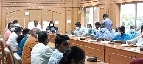 சாலை பாதுகாப்புக் குழு கூட்டத்தில் பேசும் நாமக்கல் மக்களவை உறுப்பினா் ஏ.கே.பி.சின்ராஜ்.