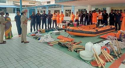 நாமக்கல் மாவட்டத்துக்கு மீட்புப் பணிக்காக வந்துள்ள தேசிய, மாநில பேரிடா் மீட்புக் குழுவினா்.