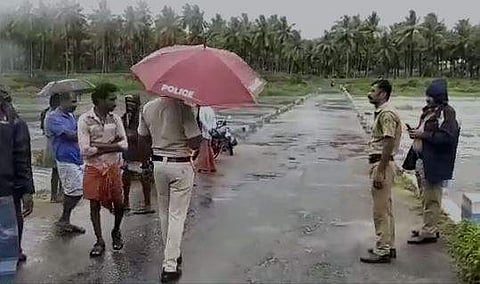 பொள்ளாச்சி அருகே ஆற்றில் அடித்துச் செல்லப்பட்ட இருசக்கர வாகனம்! (விடியோ)