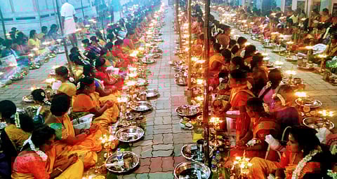 நாலுகோட்டை கிராமத்தில் உள்ள காளியம்மன் கோயிலில் வெள்ளிக்கிழமை இரவு நடைபெற்ற விளக்கு பூஜையில் பங்கேற்ற பெண்கள்.( உள்படம்) சந்தனக் காப்பு அலங்காரத்தில் அம்மன்.