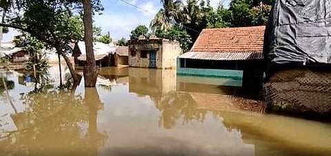 கொள்ளிடம் ஆற்றில் வெள்ளப்பெருக்கு: 50-க்கும் மேற்பட்ட வீடுகளில் சூழ்ந்த நீர்