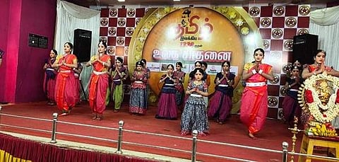 மயிலாடுதுறையில் உலக சாதனை முயற்சியாக திருக்குறளின் 1330 குறட்பாக்களையும் பரத நாட்டிய நடன அசைவுகளின் வாயிலாக வெளிப்படுத்திய மாணவர்கள்.