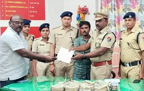சென்னை எழும்பூர் ரயில் நிலையத்தில் பயணியிடம் ரூ.52 லட்சம் பறிமுதல்