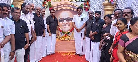 ஒசூர் ராம்நகர் அண்ணாசிலை அருகில் அலங்கரித்து வைக்கப்பட்ட முன்னாள் முதல்வர் மு.க.ருணாநிதி திரு உருவ படத்திற்கு மலர் அஞ்சலி செலுத்திய எம்.எல்.ஏ.ஒய். பிரகாஷ், மேயர் எஸ்.ஏ.சத்யா