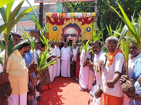 திருப்புவனத்தில் கருணாநிதி நினைவு நாளையொட்டி திமுகவினர் பொதுமக்களுக்கு மரக்கன்றுகள் வழங்கினர்