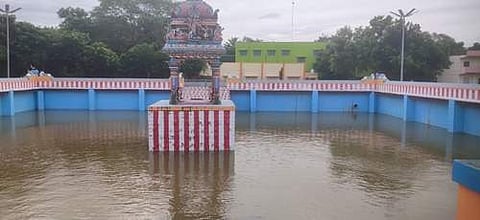 திருப்புவனத்தில் மட்டை ஊரணி தெப்பக்குளம் மழையாலும், வைகை தண்ணீராலும் நிரம்பி காட்சியளிக்கிறது.