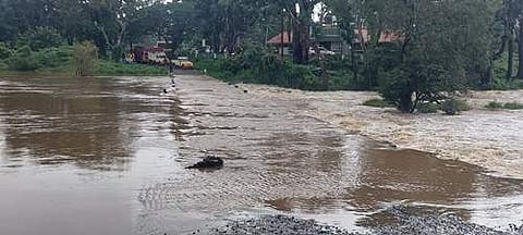 நீலகிரி மாவட்டம் முதுமலை தெப்பக்காட்டில் முக்கிய  சாலையின் பாலத்திற்கு மேல் செல்லும் தண்ணீர்.
