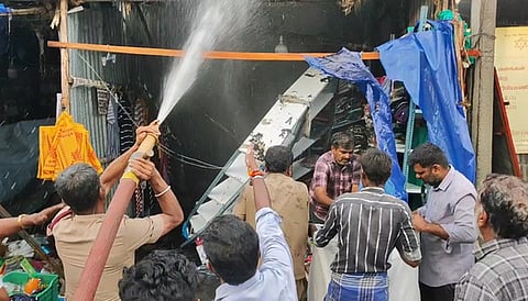 பழனியில் ஜவுளிக்கடையில் தீ