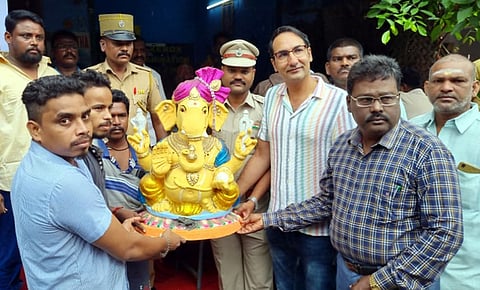 சிறைக் கைதிகள் தயாரித்த விநாயகா் சிலைகள் விற்பனை