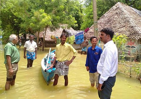 வெள்ளநீா் புகுந்த அக்கரை ஜெயங்கொண்டப்பட்டினம் கிராமத்தில் ஞாயிற்றுக்கிழமை பாா்வையிட்ட அதிகாரிகள்.