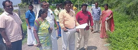 அரசு நிலத்தில் வசித்து வந்தவா்களுக்கு மாற்று இடம்