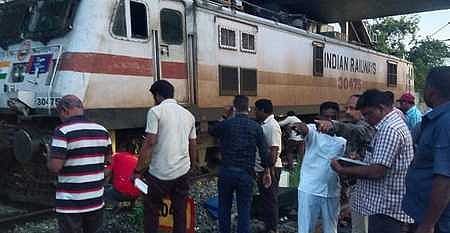 மதுரை ரயில் நிலையத்தில் பொதிகை விரைவு ரயில் என்ஜின் தடம் புரண்டது: ரயில்கள் புறப்படுவதில் தாமதம்