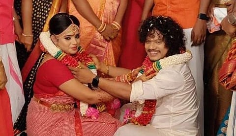 திருமண புகைப்படங்களைப் பகிர்ந்த விஜய் டிவி புகழ் - பிரபலங்கள் வாழ்த்து