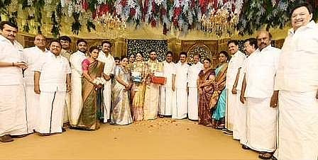 கோவையில் வியாழக்கிழமை நடைபெற்ற திருமண விழாவில் பங்கேற்று மணமக்களை வாழ்த்துகிறாா் முதல்வா் மு.க.ஸ்டாலின்.