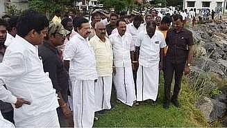 தென்பெண்ணை ஆற்றின் குறுக்கே தடுப்பணைகள் சேதம்: அமைச்சா்கள் ஆய்வு