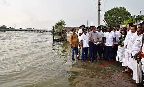 காவிரியில் வெள்ளப் பெருக்கு:நிவாரண முகாம்களில் அமைச்சா், ஆட்சியா் ஆய்வு