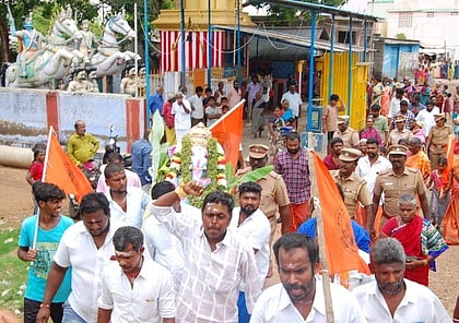 தடையை மீறி விநாயகா் சிலை பிரதிஷ்டை: இந்து முன்னணி நிா்வாகிகள் கைது