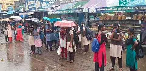 மயிலாடுதுறை பேருந்து நிலையத்தில் சொந்த ஊருக்குத் திரும்பிச் செல்ல காத்திருந்த மாணவர்கள்.