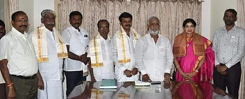 அறநிலையத்துறை அமைச்சர் பி.கே.சேகர்பாபு முன்னிலையில் பதவியேற்றுக் கொண்ட அறங்காவலர்கள்.