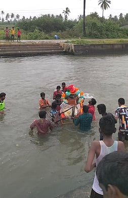 கிழக்குக்கரை கால்வாயில் விநாயகா் சிலைகள் விசா்ஜனம்
