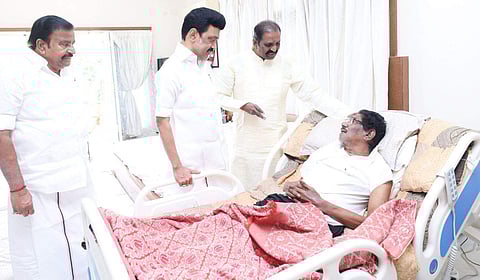 இயக்குநர் பாரதிராஜாவை சந்தித்து நலம் விசாரித்த முதல்வர் மு.க.ஸ்டாலின்!
