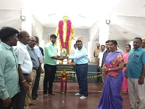 லோயர்கேம்ப் பென்னிகுயிக் சிலைக்கு மாலை அணிவித்த ஆட்சியர் 