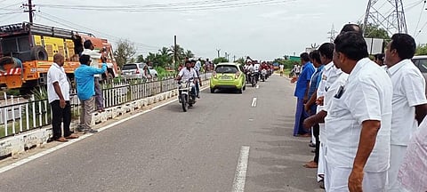 காரை பின்னோக்கி ஓட்டிச் செல்லும் இளைஞர் சந்திரமௌலி.